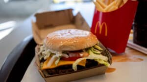 Les profits de McDonald's augmentent de 11 % à 1,95 milliard (les recettes ont augmenté).