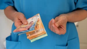 Les salaires des travailleurs de l'État ''augmentent'' de 6,4 % : Combien gagne-t-on ?