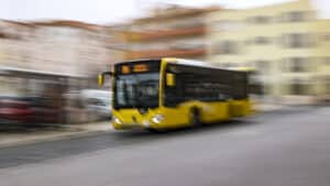 Les transports publics ne se favorisent pas avec des "autobus coincés dans les embouteillages".