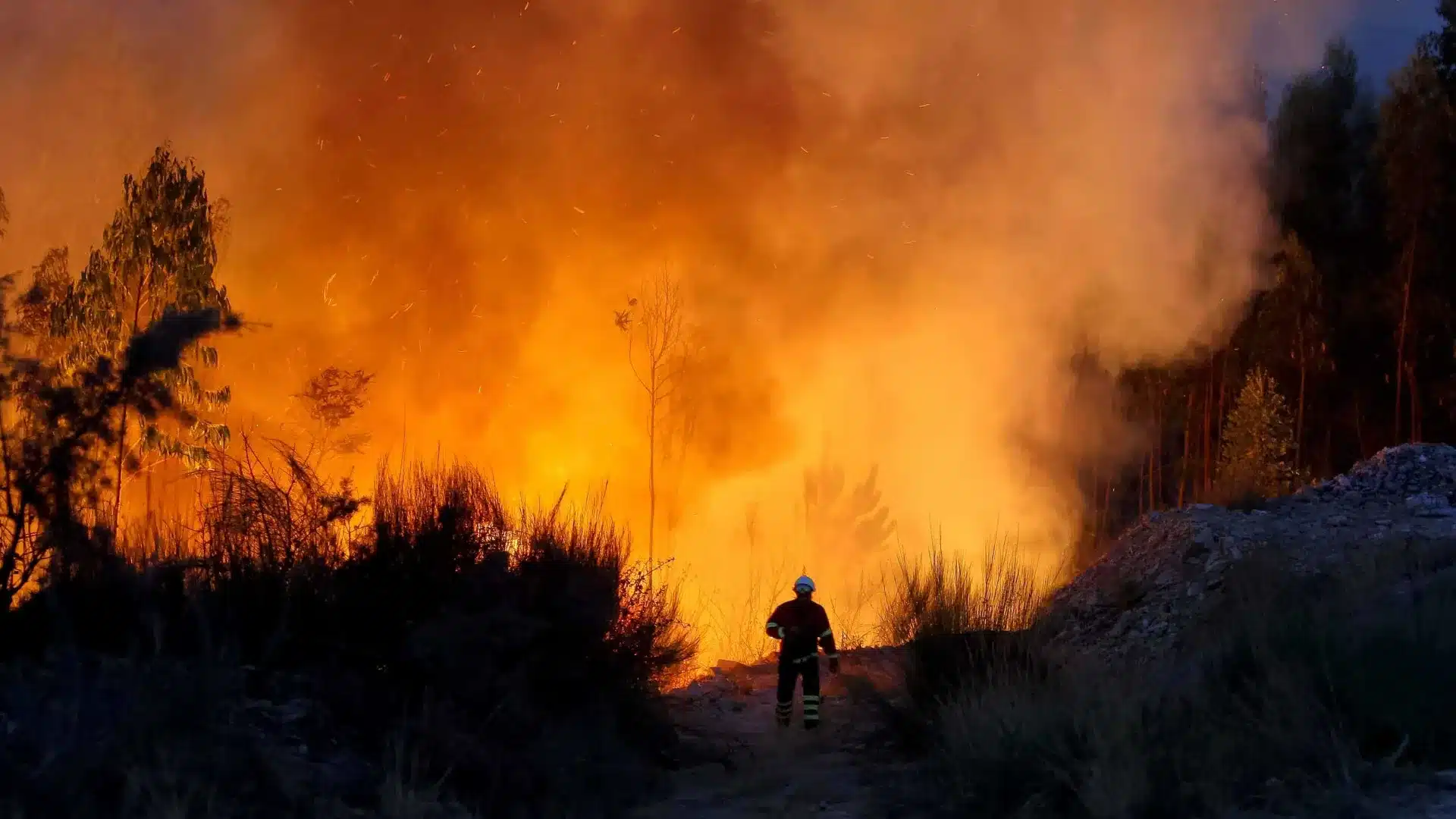 Lutte contre l'incendie à Arcos de Valdevez évoluant favorablement.