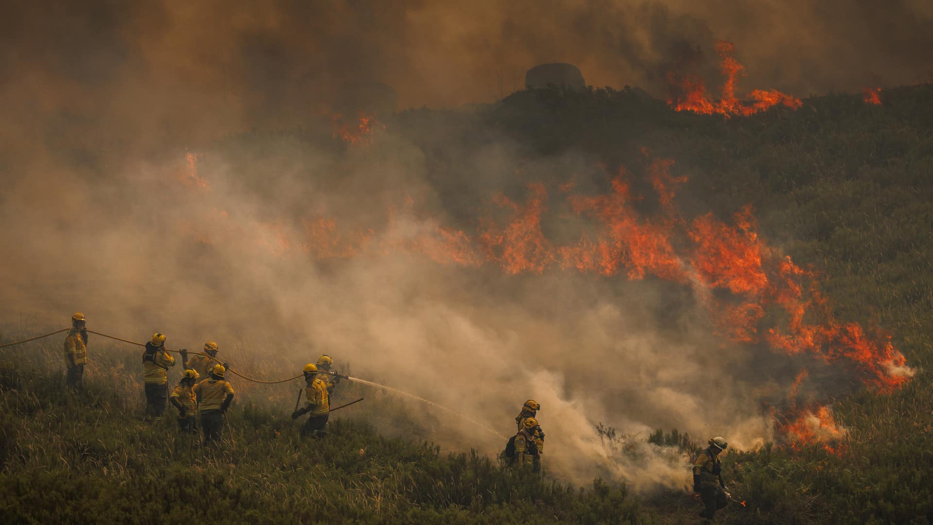 Maîtrisé près de 80% du feu qui sévit dans la Serra do Alvão.