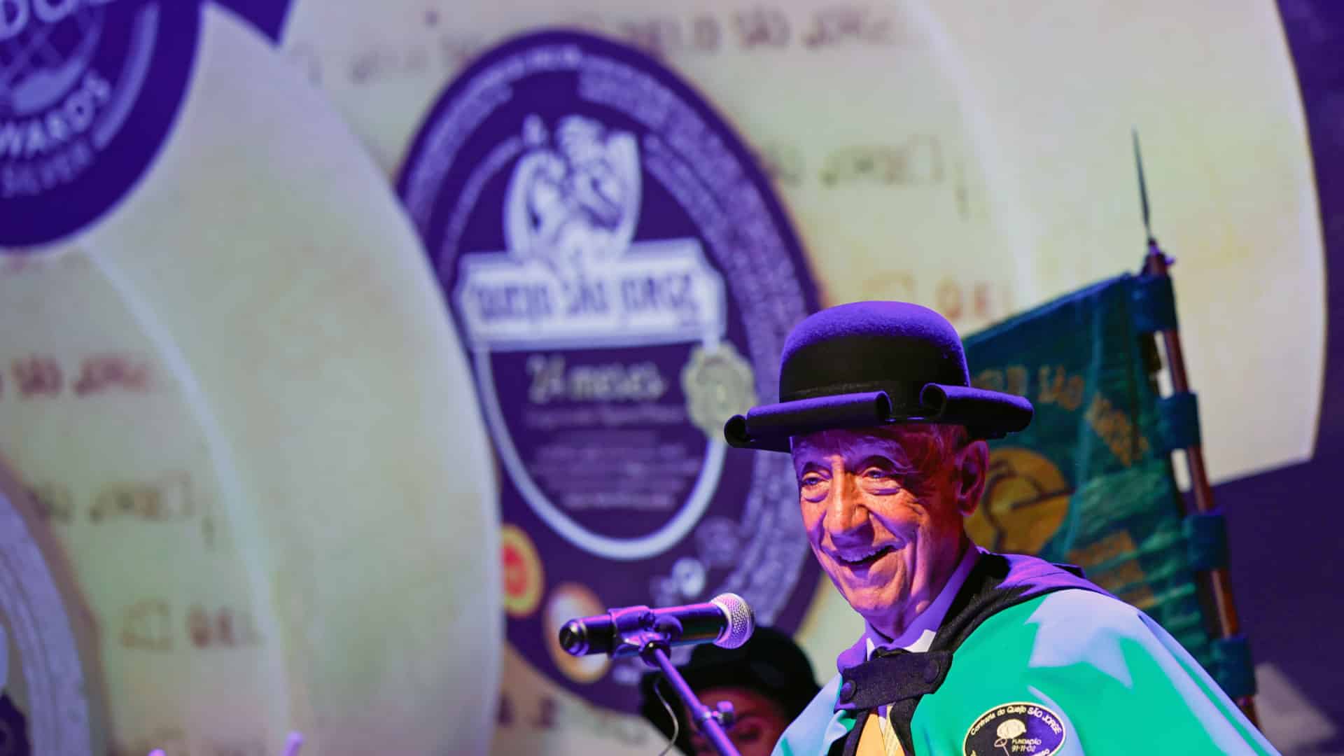 Marcelo intronisé confrère de la Confrérie du Fromage de São Jorge.