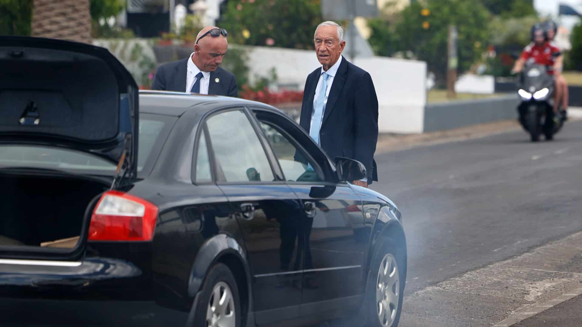Marcelo obligé de changer de voiture après que de la fumée se soit échappée du véhicule aux Açores.