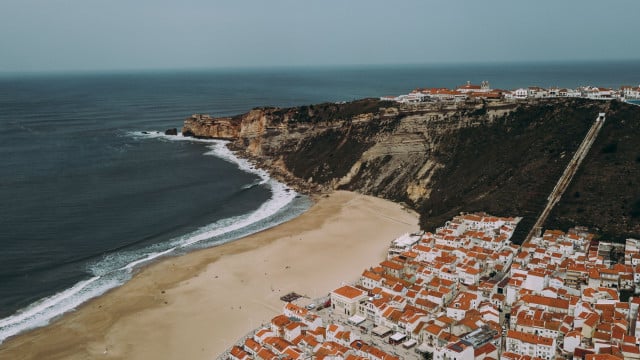 Praia da Nazaré interdita a banhos