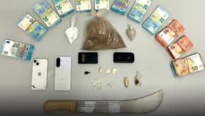 Mère et fils arrêtés à Faro pour trafic de drogue. Elle a 'assumé la responsabilité'.