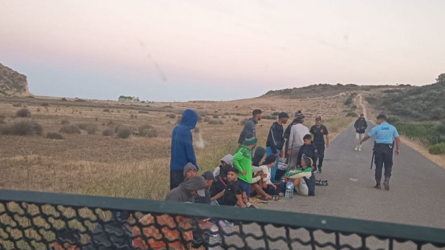 Barco que deu à costa no Algarve tinha 7 menores a bordo. O que se sabe?