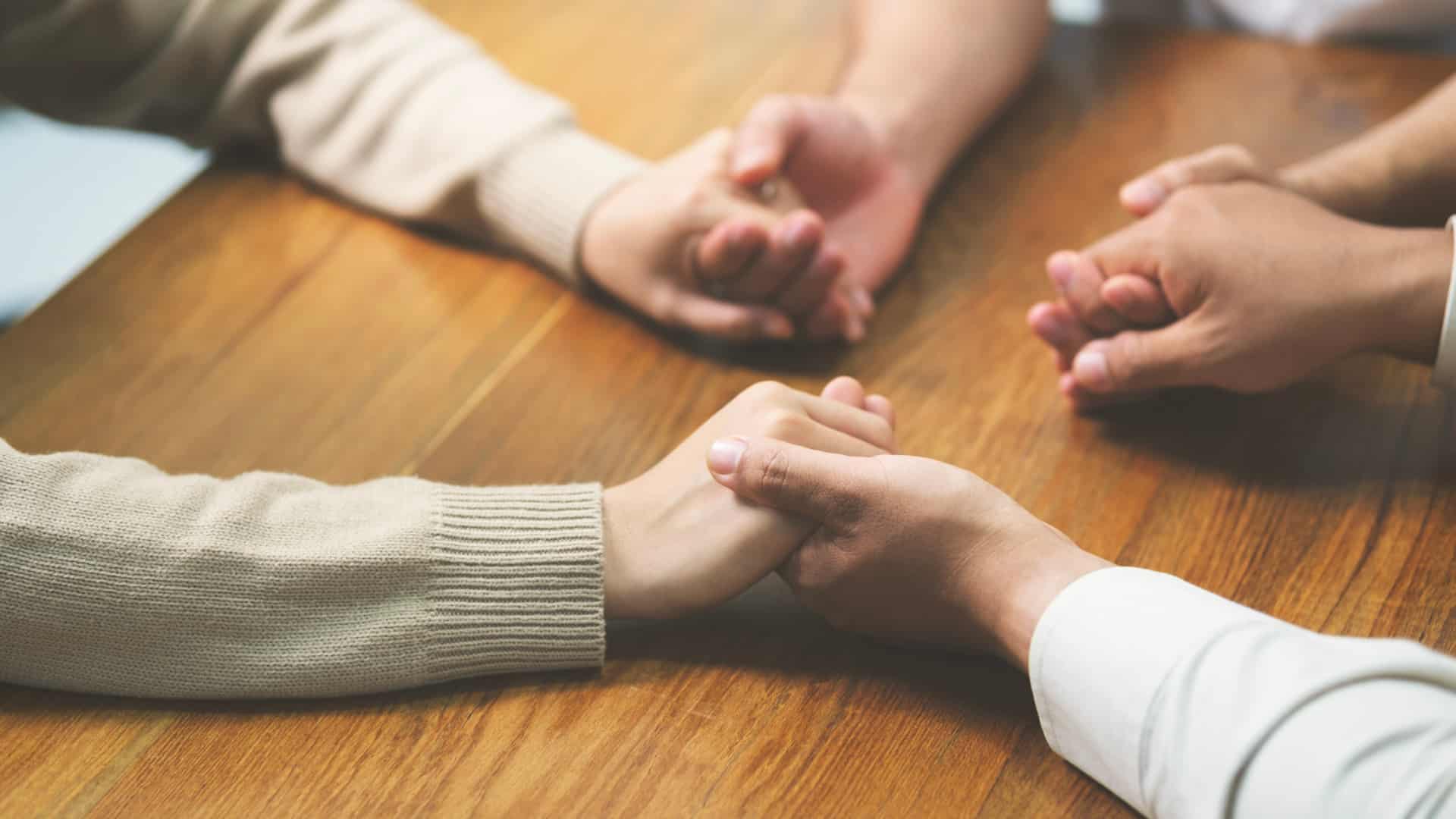 Modifications du travail mobilisent des milliers en défense des femmes et des familles.