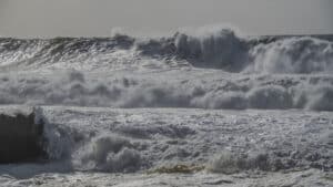 Par la plage Attention, "vagues très énergétiques" à partir de mardi.