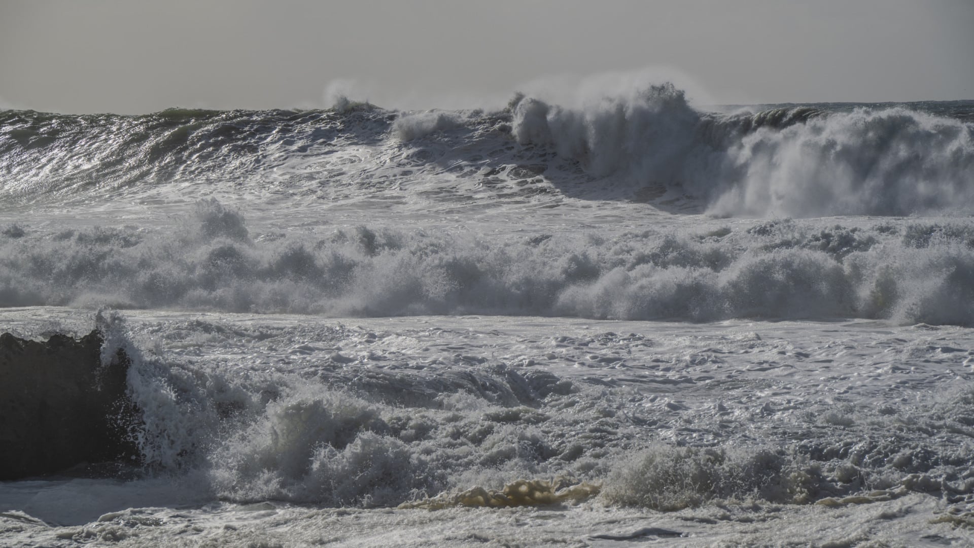 Par la plage Attention, "vagues très énergétiques" à partir de mardi.