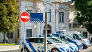 Participe à la perte de passeport... et est détenu pour être en situation irrégulière dans le pays.