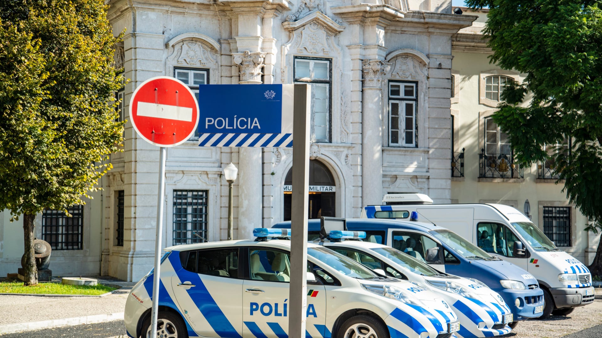 Participe à la perte de passeport... et est détenu pour être en situation irrégulière dans le pays.