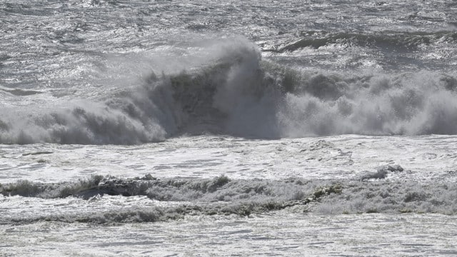 Passerelles sur la plage de Faro détruites par les vagues. Voir