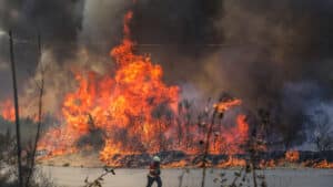 Plus de 1 600 opérateurs combattaient à 00h30 les 2 principaux incendies.
