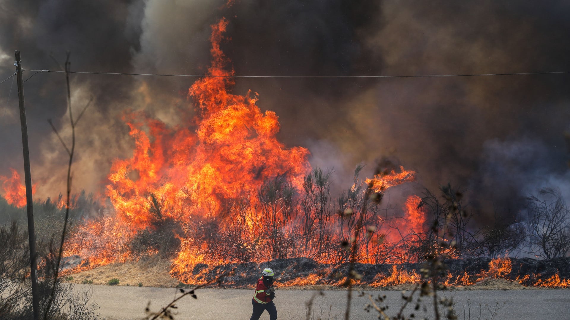 Plus de 1 600 opérateurs combattaient à 00h30 les 2 principaux incendies.