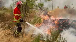 Plus de 100 opérateurs luttent contre le feu à Arcos de Valdevez