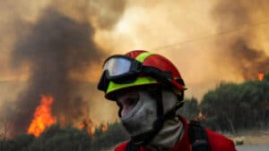 Plus de 3 100 opérateurs luttaient contre neuf principaux incendies à 05h15.