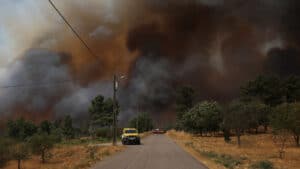 Plus de 3 200 agents combattaient neuf principaux incendies à 08h00.