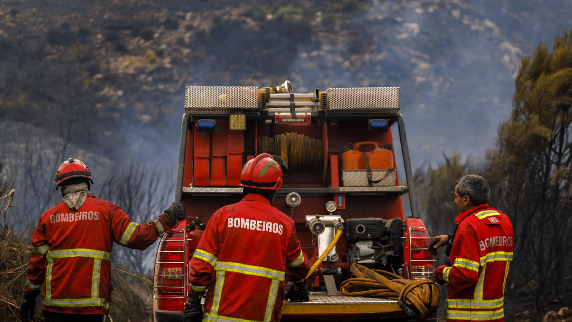 Plus de 3 300 hommes combattaient sept principaux incendies ruraux à 5h30.