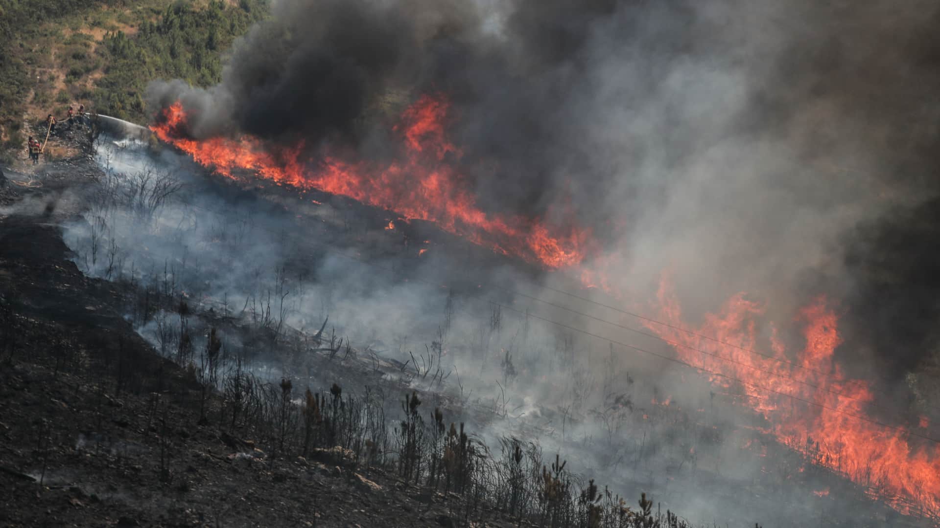 Plus de 3 500 opérateurs luttent contre les plus grands incendies sur le continent.