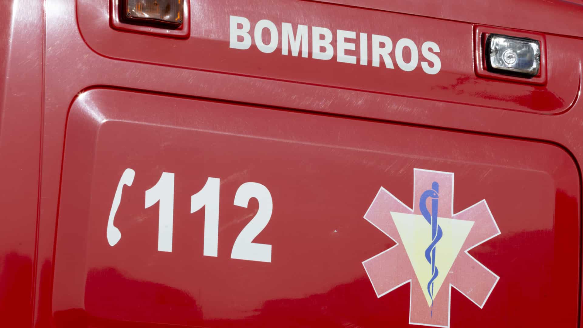 Plus de 50 opérateurs luttent contre un incendie dans une entreprise de recyclage à Famalicão.