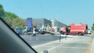 Pompiers blessés après qu'une ambulance a été "percutée" en route vers une urgence.