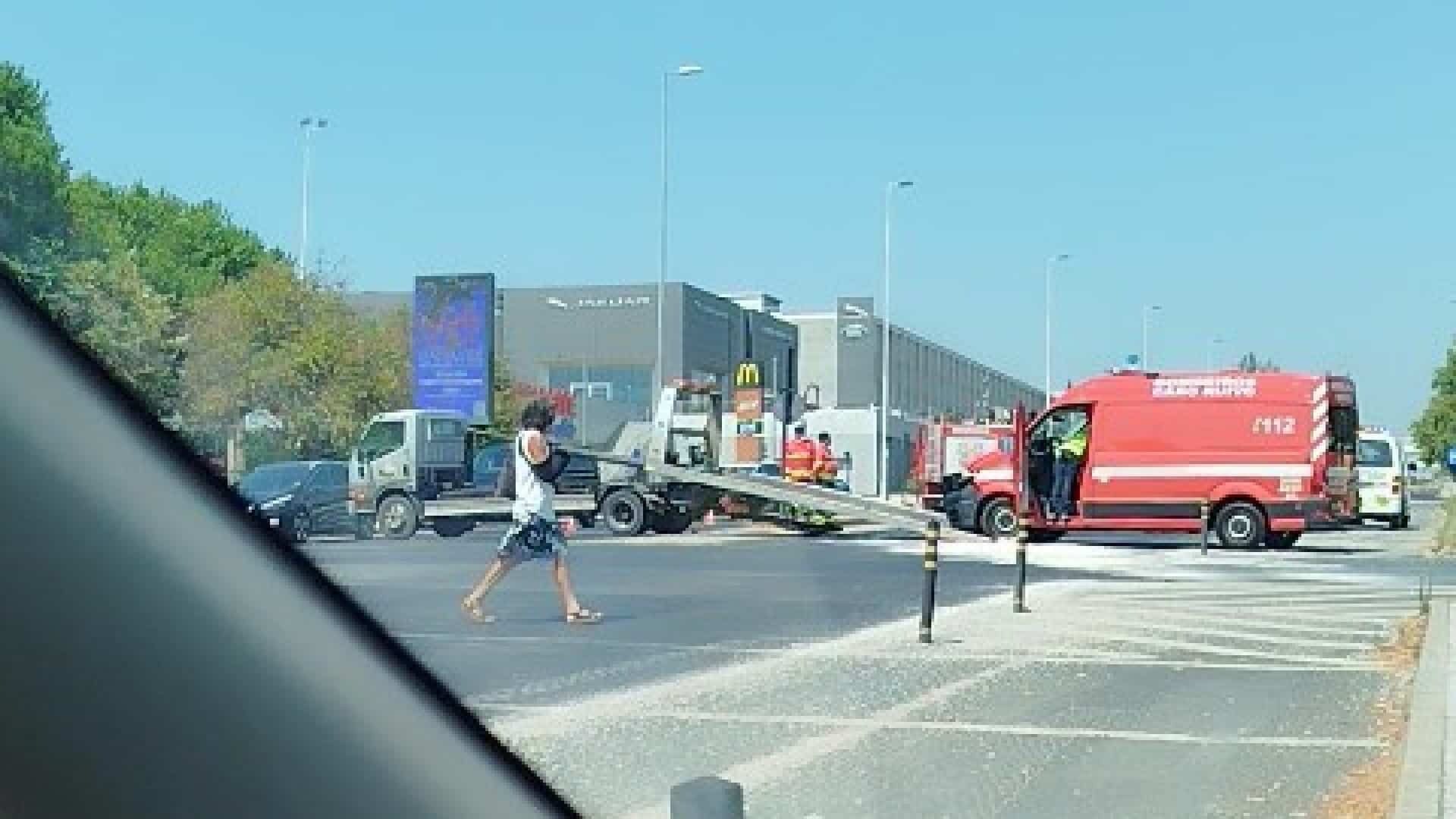 Pompiers blessés après qu'une ambulance a été "percutée" en route vers une urgence.