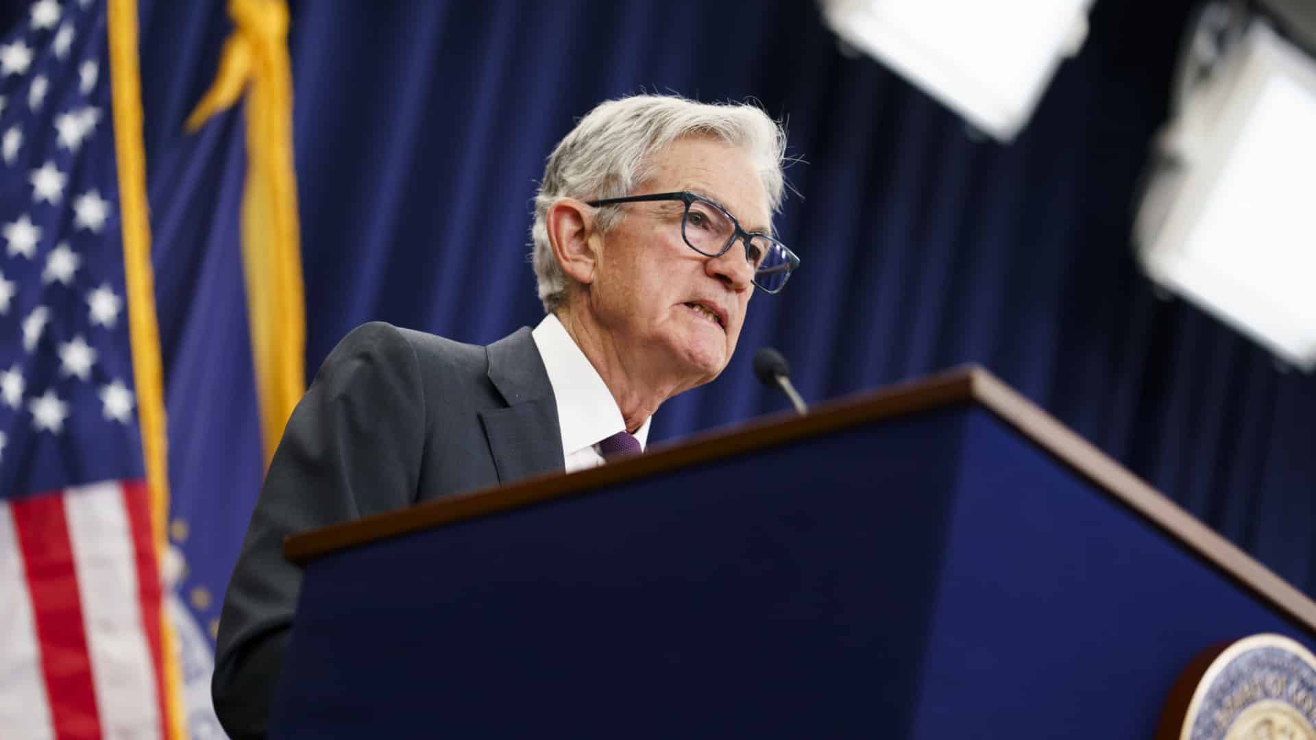 Powell admet des réductions de taux pour soutenir l'emploi, mais avertit des risques.