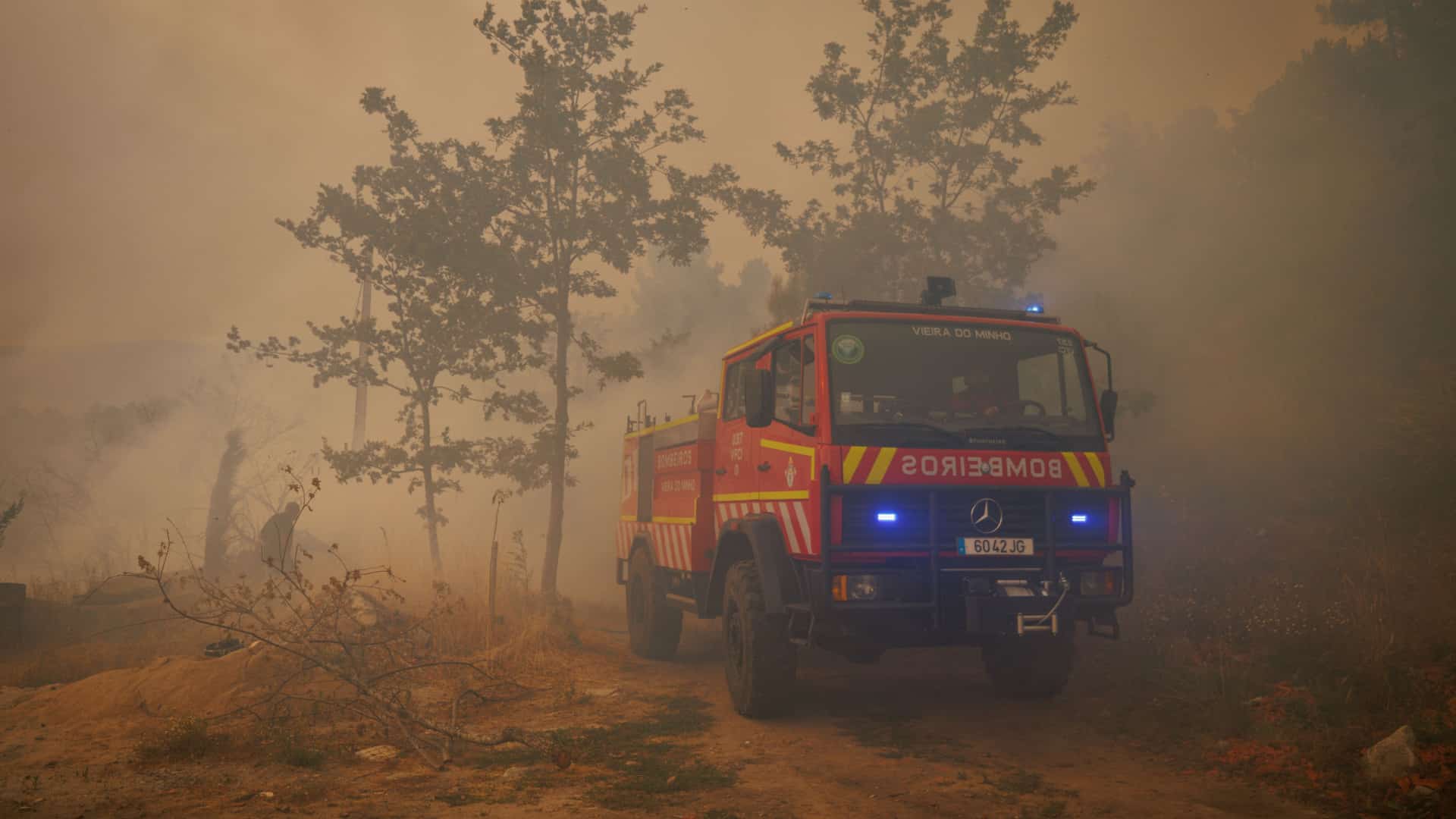 Près de 400 pompiers combattent deux incendies dans les villages de Vila Real.