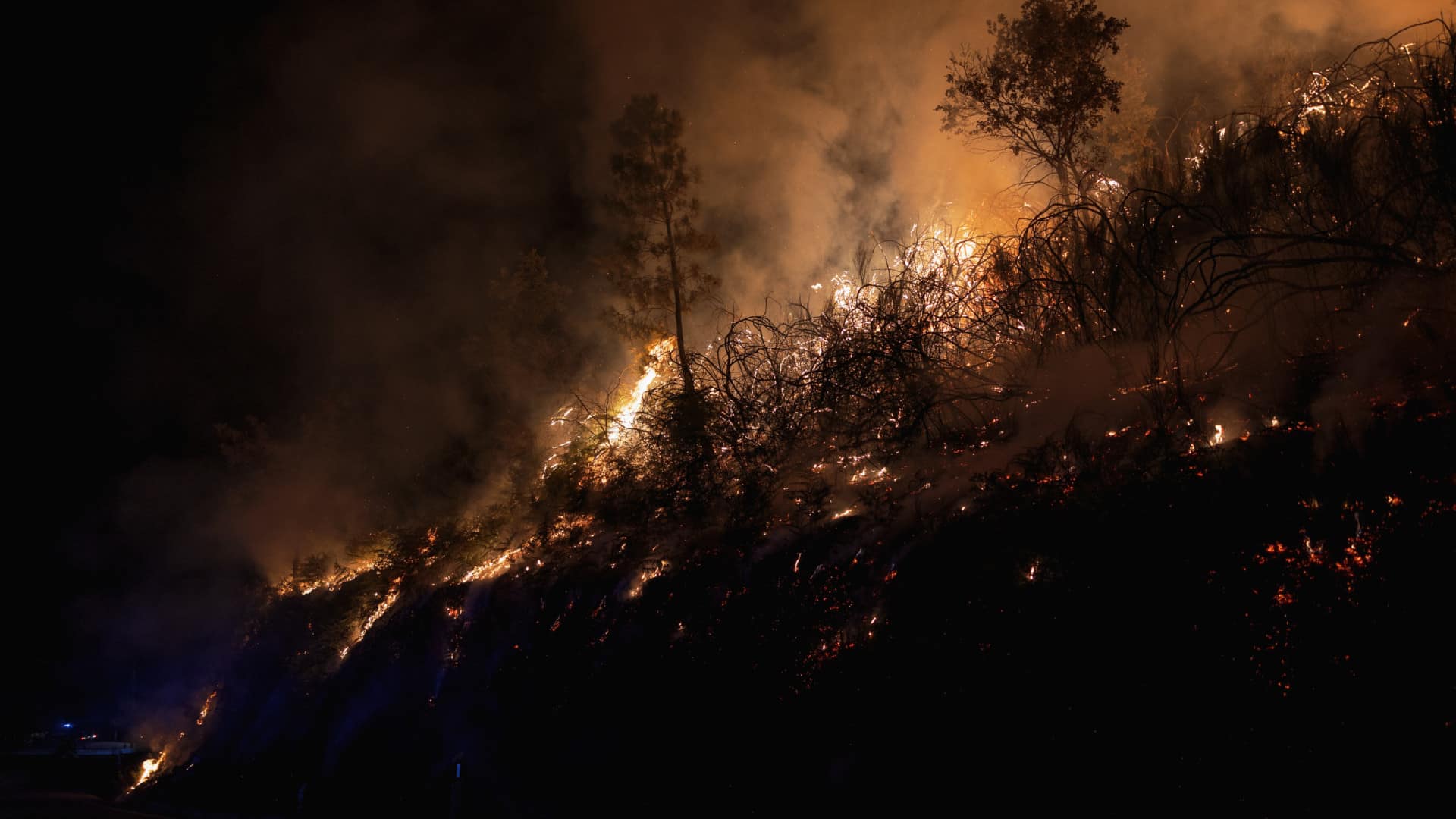 Près de deux mille agents mobilisés pour les quatre plus grands incendies.
