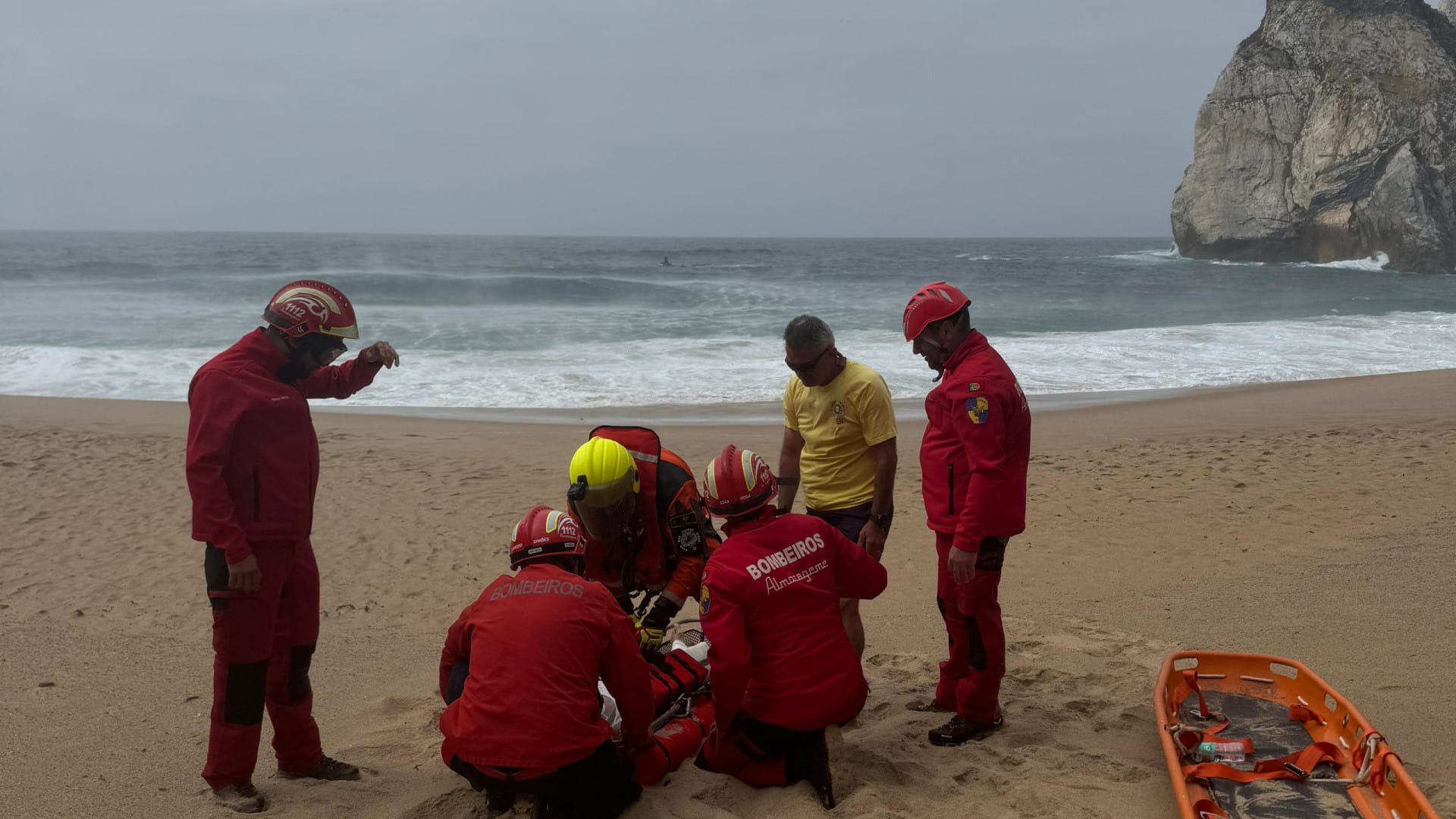 Rescapée après être tombée de la falaise et s'être fracturée un "membre inférieur" sur la plage de l'Ourse.