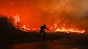 Santa Comba da Vilariça entourée par le feu et sans pompiers pour lutter contre.