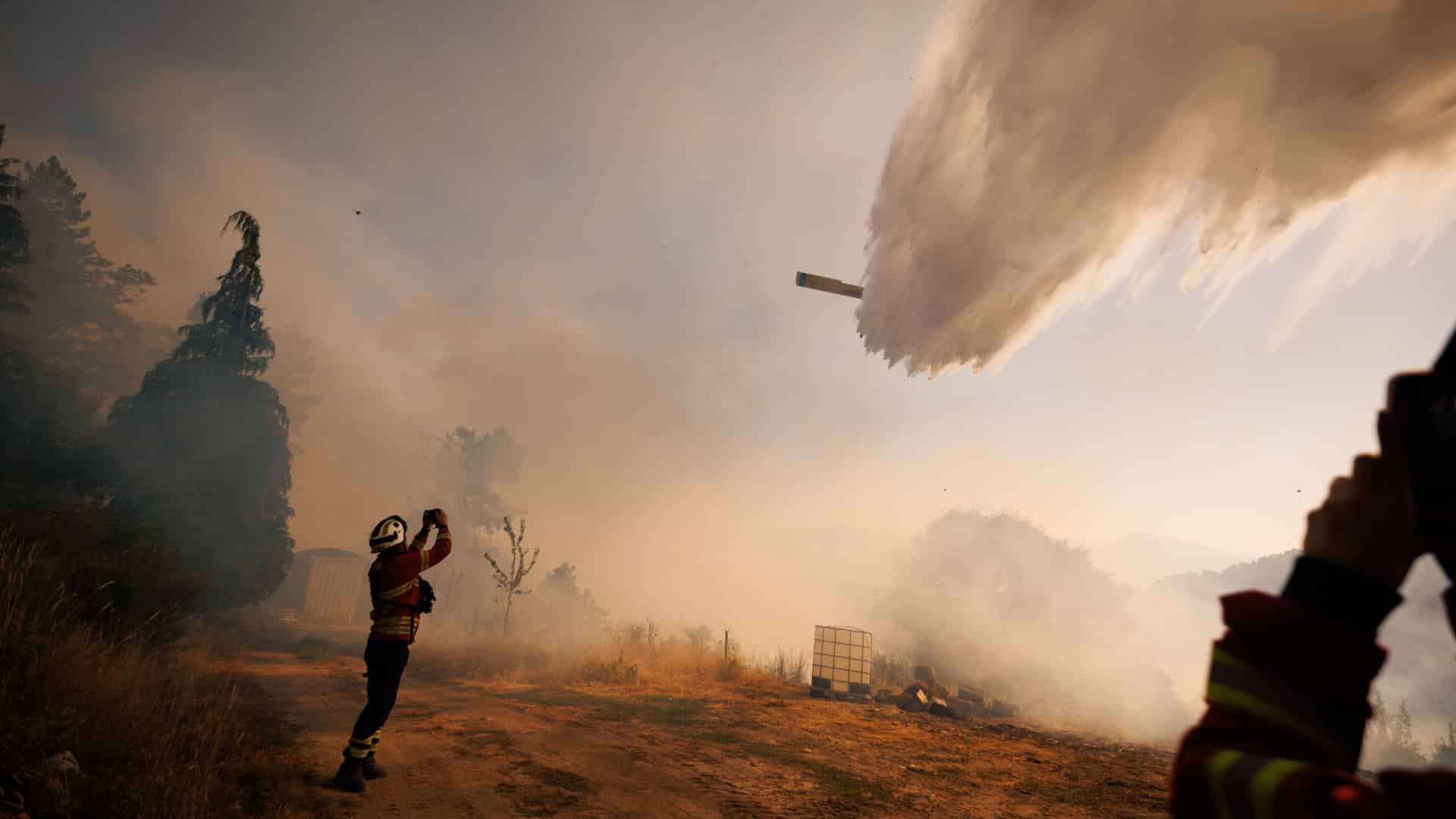 Six moyens aériens renforcent la lutte contre le feu à Vila Real. Un front actif
