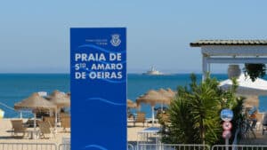Surpris en train de voler un téléphone portable à la plage d'Oeiras. Les baigneurs ont appelé la PSP.