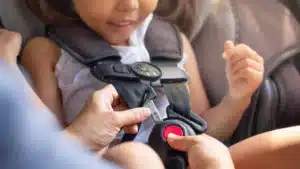 Transportez-vous des enfants dans la voiture ? La PSP donne des 'conseils' sur les systèmes de retenue.