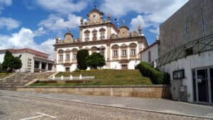 Trois jours de deuil à Mirandela après la mort de personnes âgées dans un incendie.