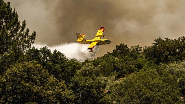 Grécia envia dois aviões Canadair para combate aos fogos em Portugal