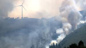 Trois routes principales coupées à Viana et Vila Real à cause des incendies.
