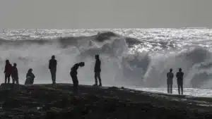 Un bar à Póvoa de Varzim a sa terrasse endommagée en raison des vagues.