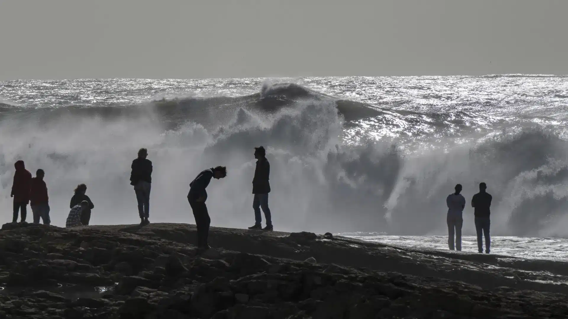 Un bar à Póvoa de Varzim a sa terrasse endommagée en raison des vagues.