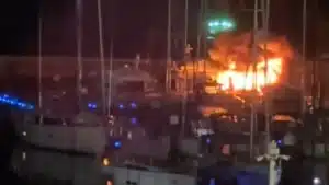 Un bateau a coulé après un incendie à la Marina de Cascais.