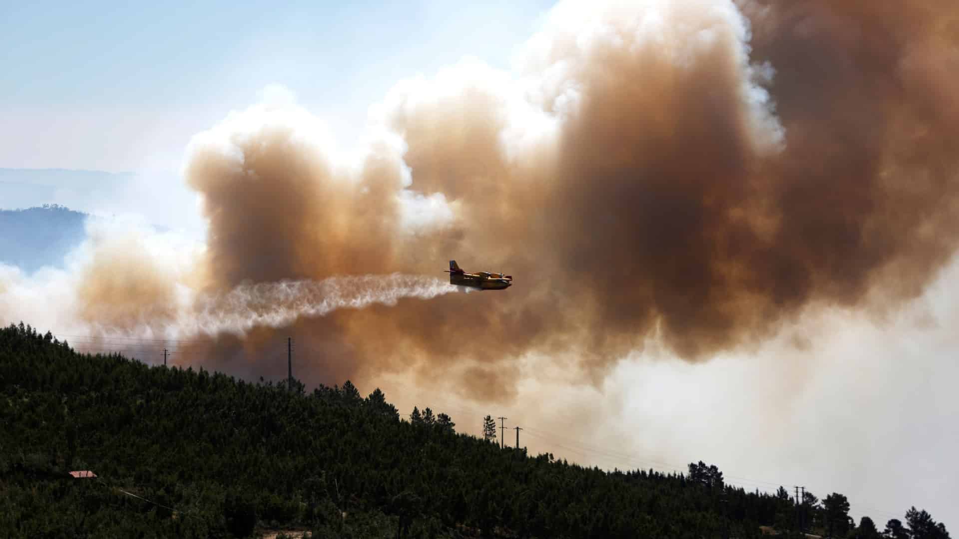 Un hélicoptère renforce la lutte contre l'incendie dans la Serra do Alvão à Vila Real.