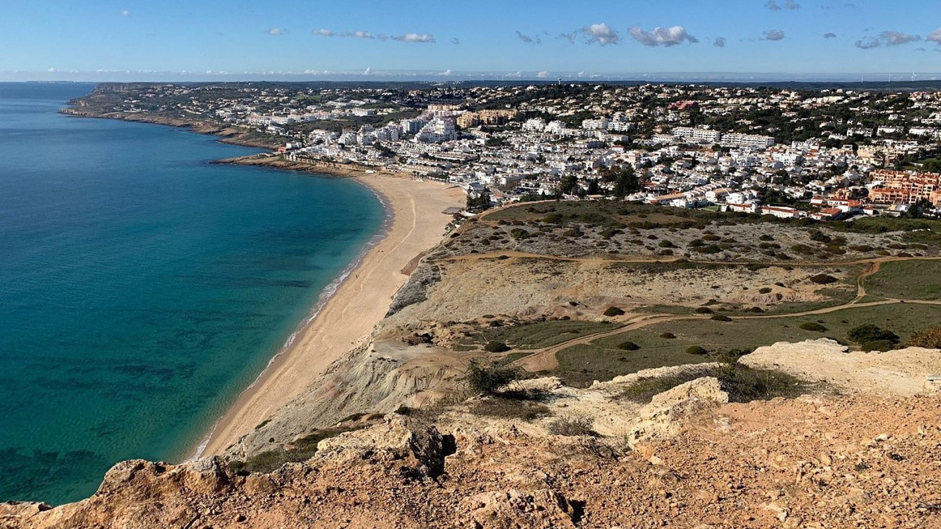 Un homme de 70 ans est blessé après être tombé sur une pente en Algarve.