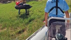 Un homme secouru du réservoir d'Elvas après la crevaison d'un gonflable.