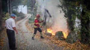 Un incendie à Arganil maintient un front actif avec des travaux pour le contenir.