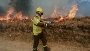 Un incendie brûle avec intensité à Sabrosa et s'approche des villages.