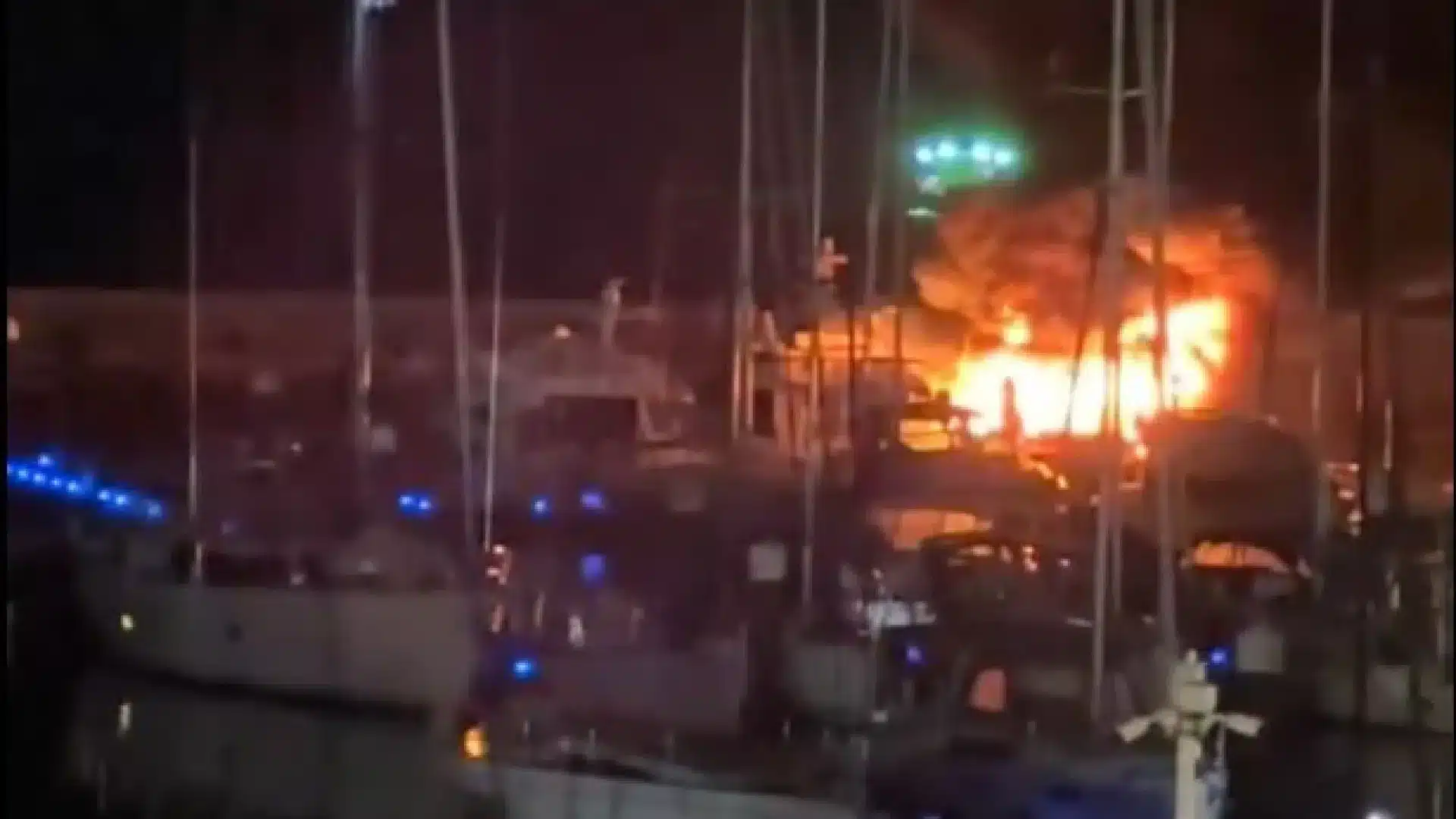 Un incendie se déclare sur un bateau à la Marina de Cascais à Lisbonne.