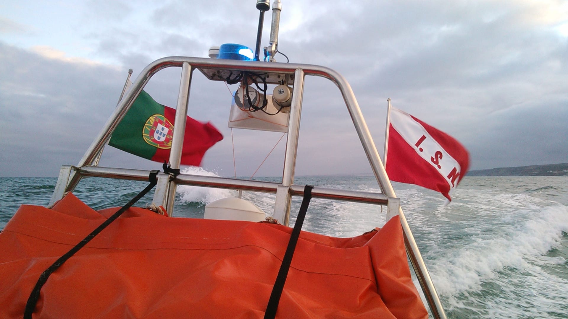 Un jeune secouru après avoir plongé dans une zone rocheuse sur une plage de Sesimbra.