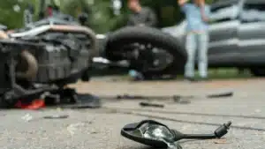 Un mort dans un accident entre une voiture et une moto sur l'A33, près de Seixal.