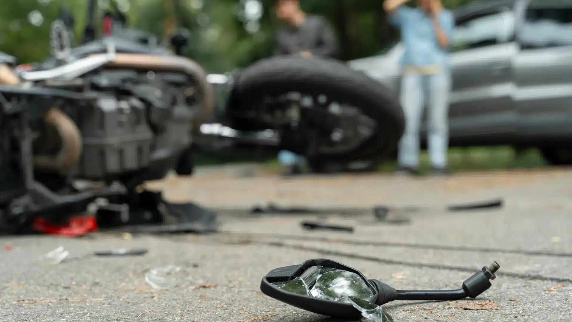 Un mort dans un accident entre une voiture et une moto sur l'A33, près de Seixal.