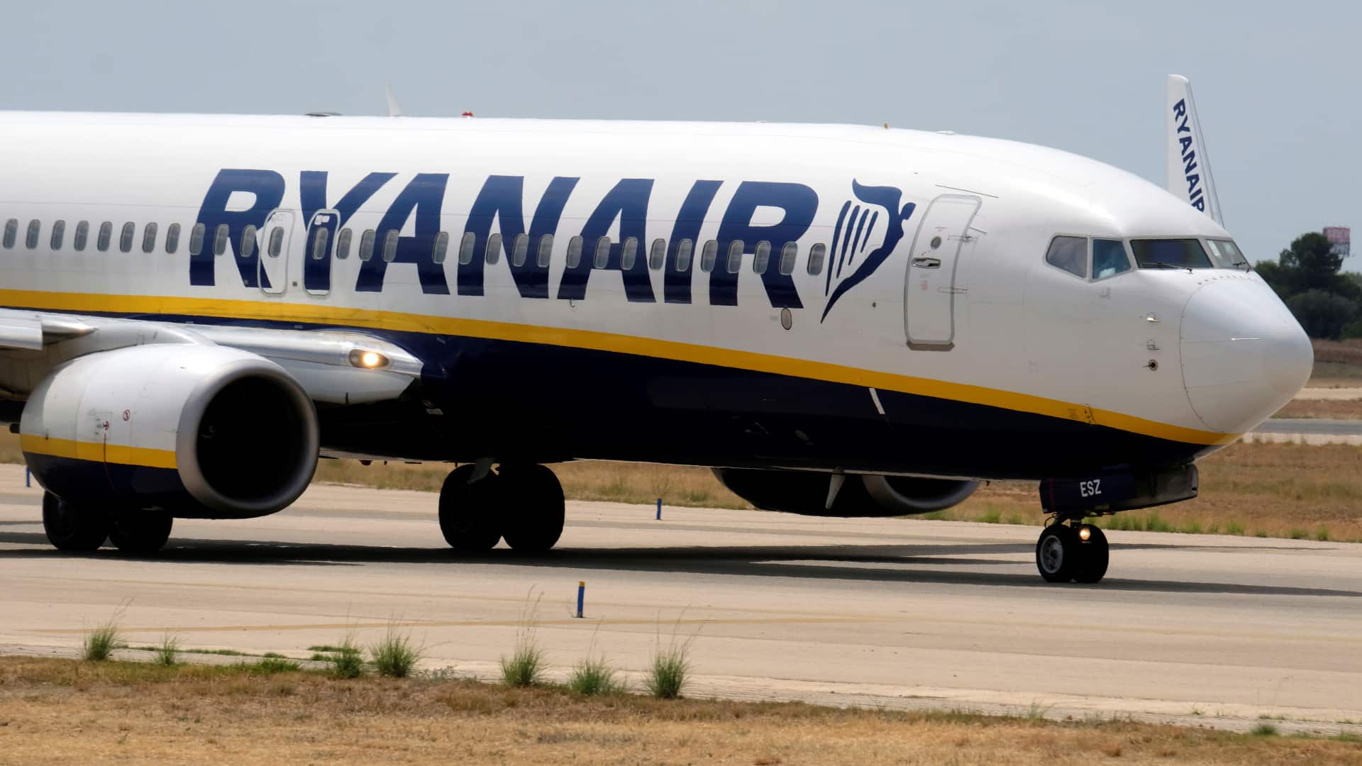 Un pilote de Ryanair s'évanouit lors du vol Barcelone-Porto, mais atterrit à l'heure.